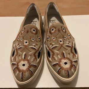Anthropologie Latigo Rada floral embroidered slip ons